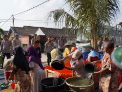 Kemarau Panjang, Polres Bojonegoro Salurkan 30 Ribu Liter Air Bersih